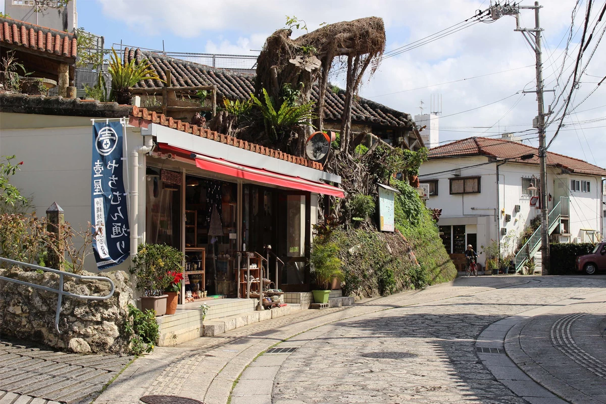壺屋燒物街石板路與陶器店